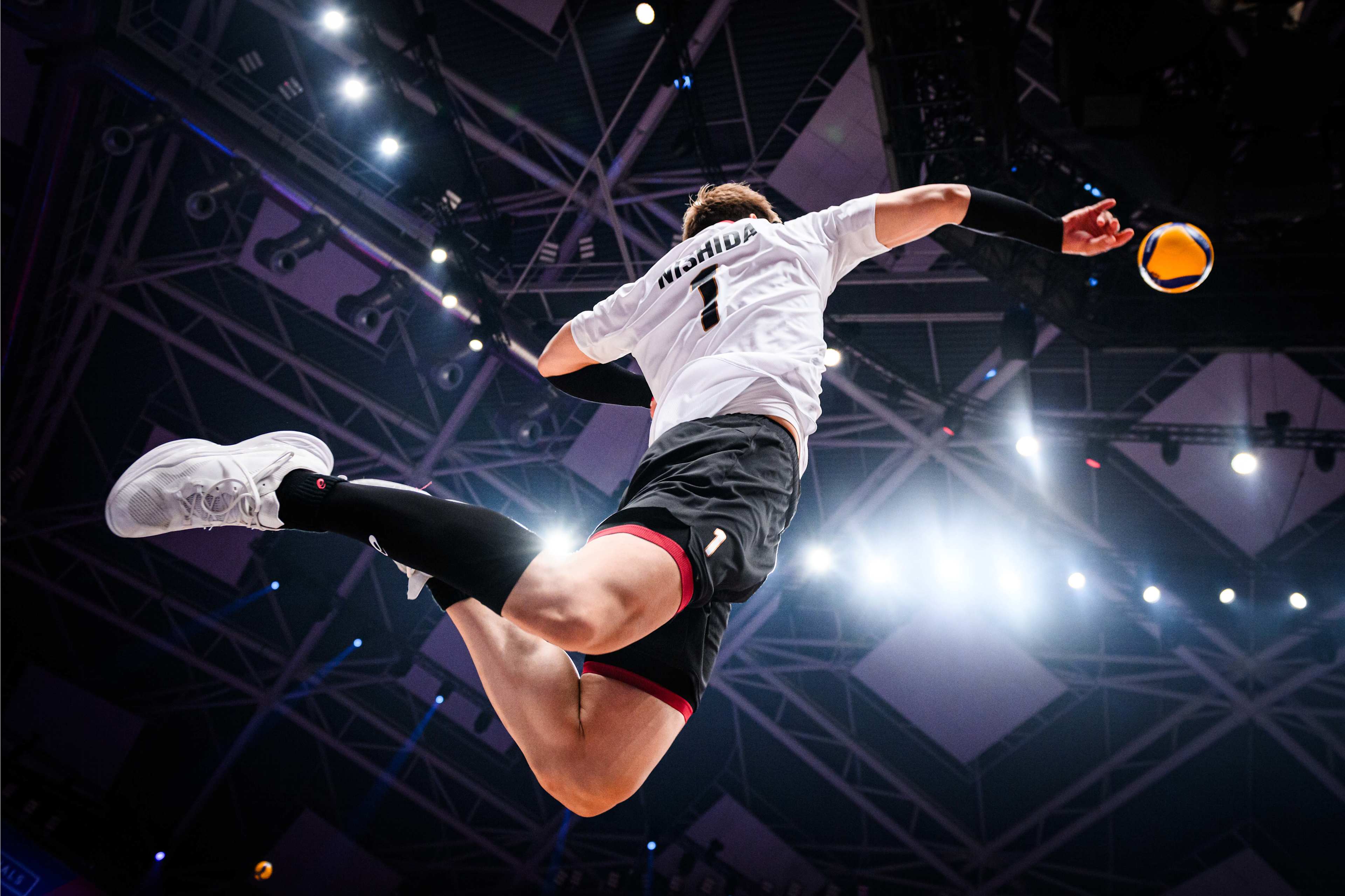 尼斯发布备战花絮；集结日队长鼓劲；意大利杯任务艰巨；年轻球员得到机会(意大利杯那不勒斯)