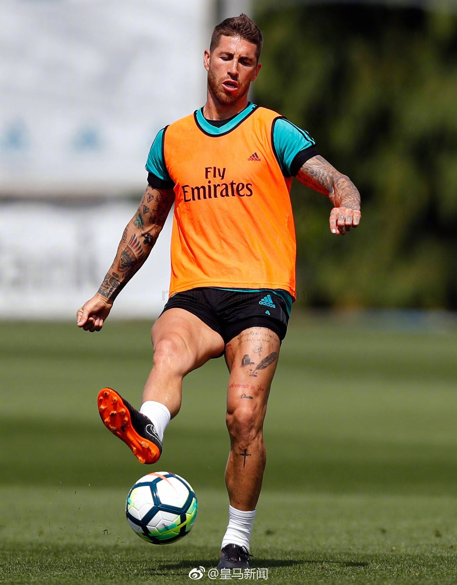 比利亚雷亚尔训练开放日，窗口期主帅复盘引欢呼，德甲在即，年轻球员得到机会的简单介绍