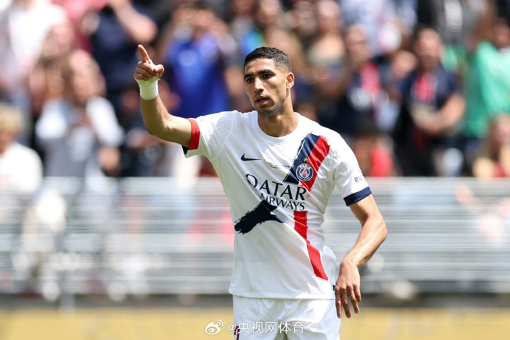 比利亚雷亚尔训练开放日，窗口期主帅复盘引欢呼，德甲在即，年轻球员得到机会的简单介绍