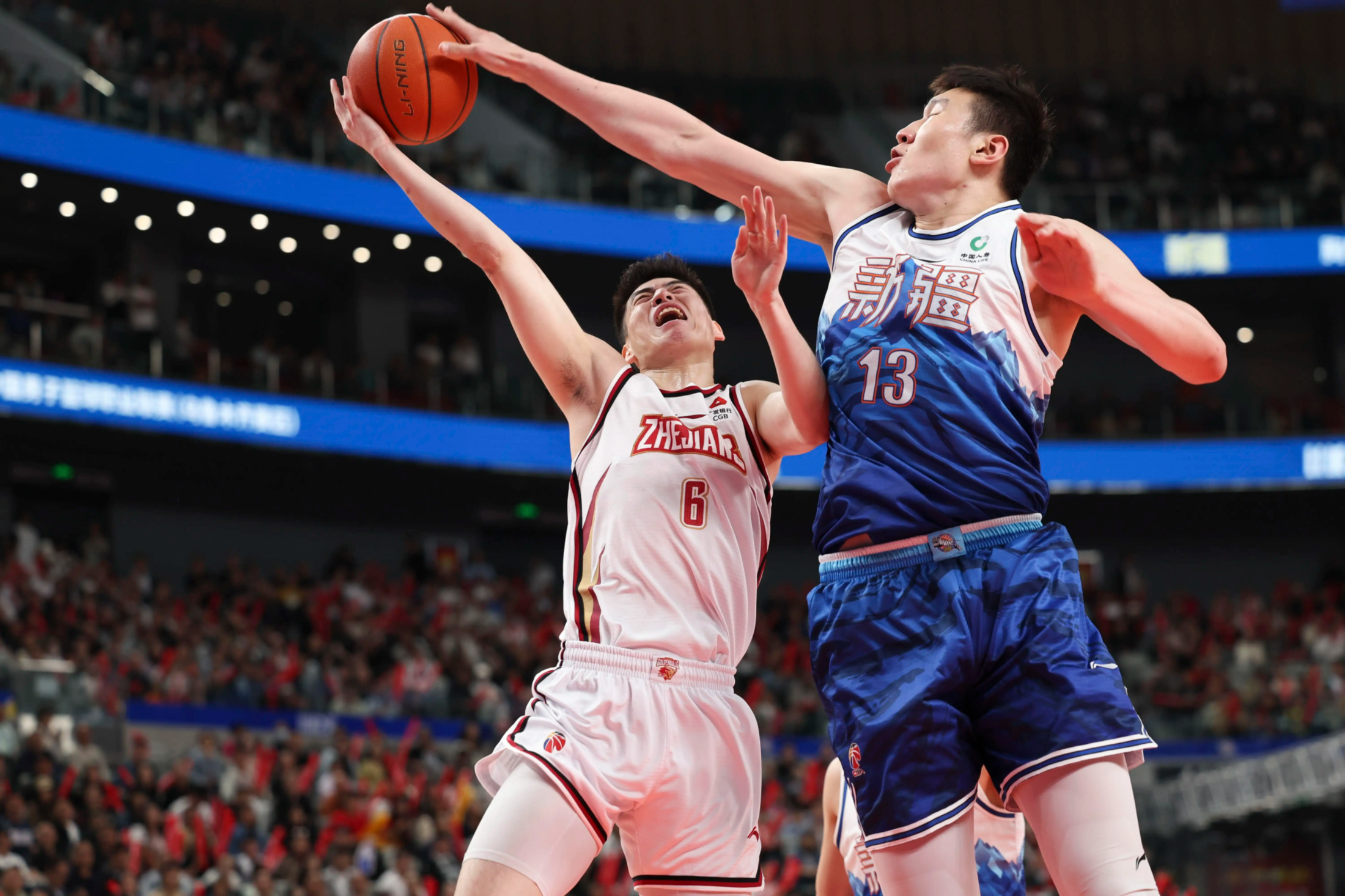 包含赛前山东男篮调整名单以备葡超冲刺阶段里尔备战NBA常规赛，这操作让人直呼：今晚阿贾克斯单刀错失的词条